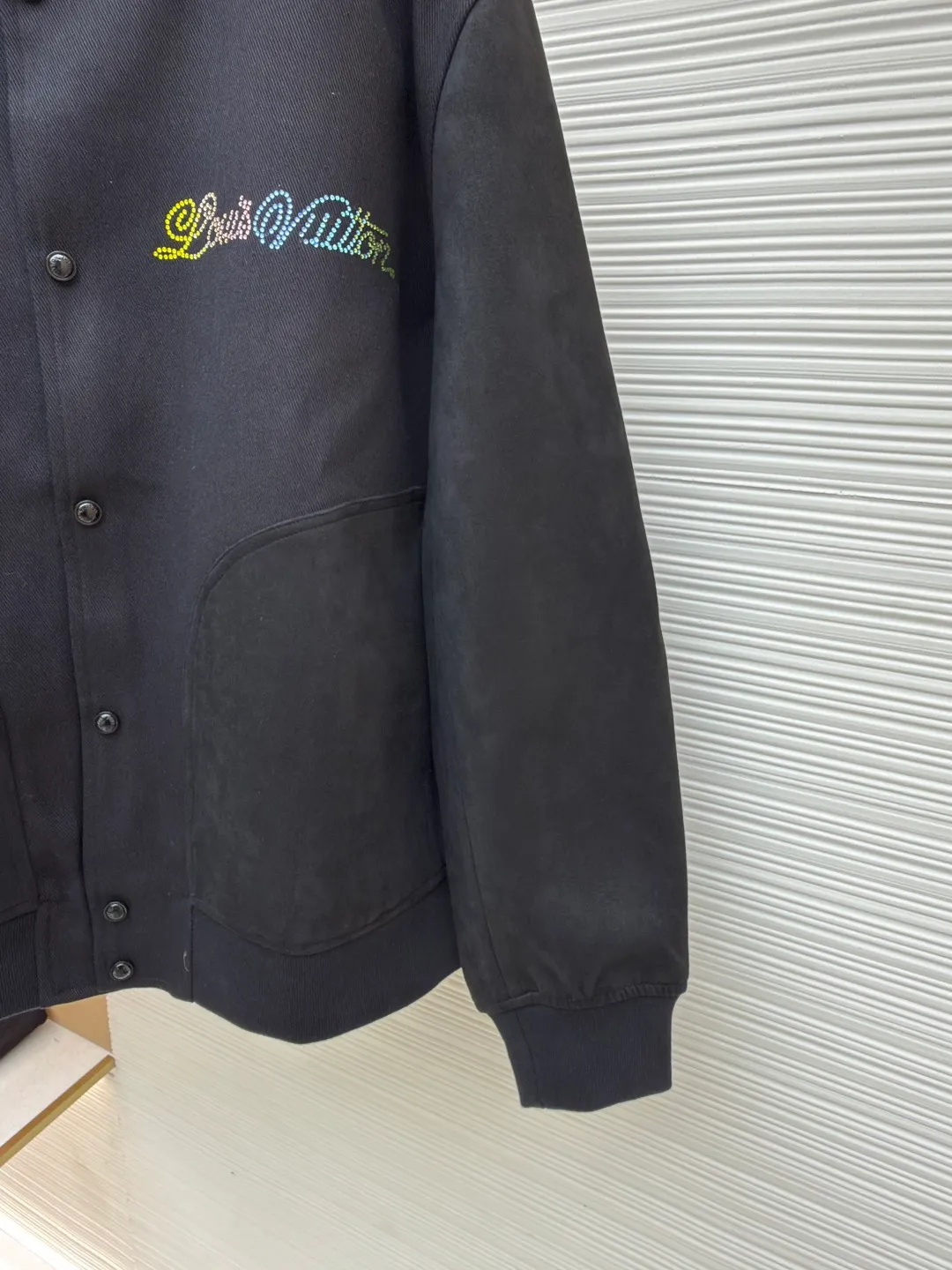 LOUIS VUITTON Sheep wool colorful diamond embroidered jacket ●Original version: 43054 purchased and developed ●Item number: 1680747-B70 ●Fabric: sheep wool fabric ●Technology: hot diamond production ●Version: fitted version ●Weight: about 1060 grams ●Size: S-M-L-XL ●Description: Made of customized sheep wool fabric, the fabric is smooth and delicate, comfortable and close to the skin, and the deep tones reflect the elegant style Tailored body, contrasting with nubuck leather sleeves and pockets. Hot-drilled handwritten logo injects gradient color on the chest. Large monogram embroidered on the back, floral and pearlescent logo. Behringer embroidery machine is used to sign the brand logo embroidery pattern on the front and back. The embroidery thread is also a fluorescent thread. Pure white will glow under ultraviolet rays. The jacquard lining is made of 100% cupro fiber. It is smooth and breathable next to the body. The cylindrical sleeves are made of suede fabric and spliced with wool. The pockets on the body are positioned and cut using a fully automatic opening machine. The pocket positions can be matched with many types of clothing to create a fashionable look. The overall wiring is straight and delicate, the fabric is comfortable and soft, and the color is consistent without color difference. It can be matched with the same style to create a fashionable look and control various occasions. Customized accessories, complete with three standards, same style for men and women!